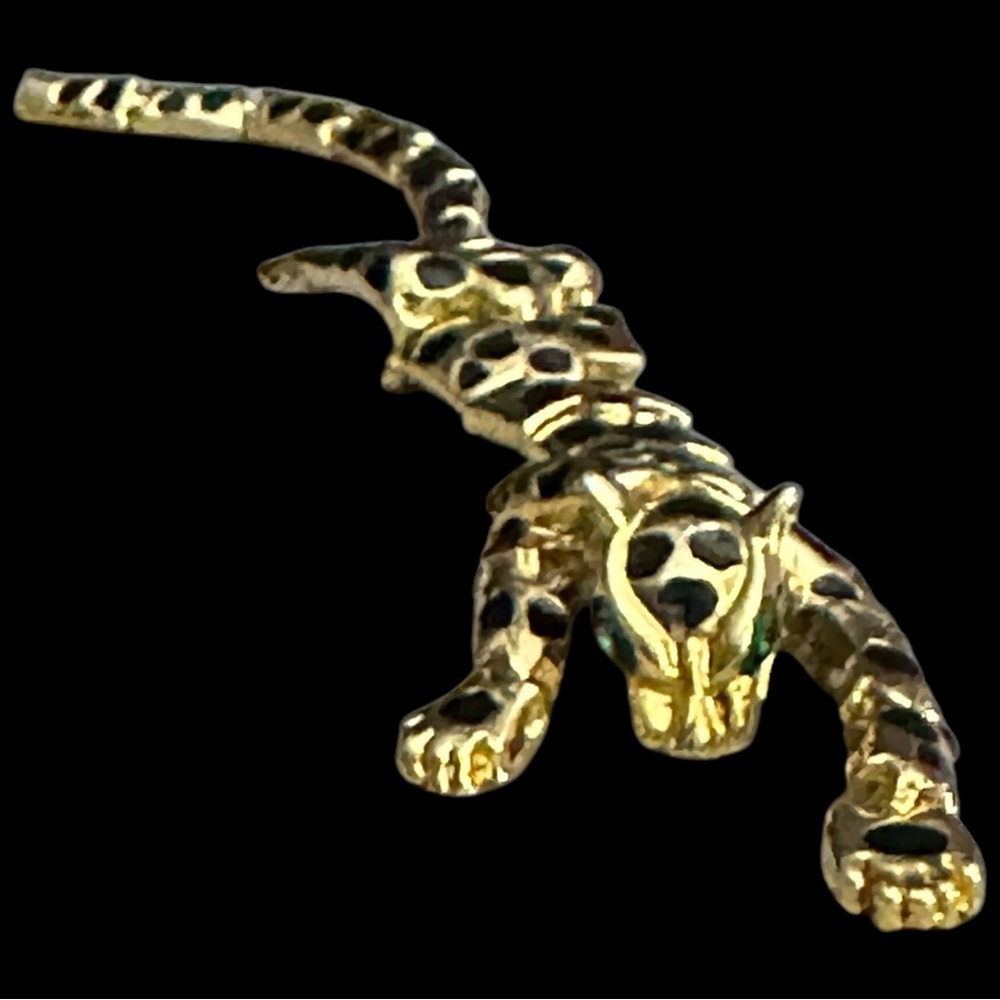 Vintage Leopard Articulated Shoulder Brooch Goldtone Black Enamel Green Eyes - Picture 3 of 15